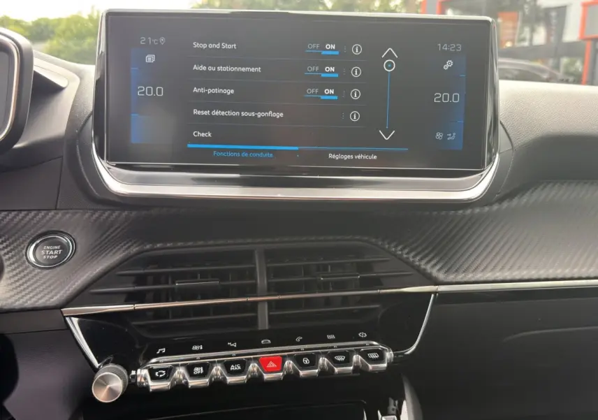 Vue rapprochée de l’écran tactile central et de la console avec finition carbone du Peugeot 2008 gris foncé, version 2022.
