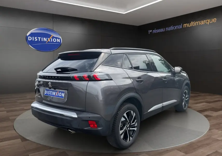 Peugeot 2008 gris foncé vue 3/4 arrière droit, avec feux LED et jantes alliage distinctives.