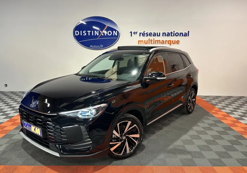 MG ZS Hybrid+ 197 Luxury Pebble Black en 3/4 avant droit, toit panoramique ouvrant et jantes alliage bicolores.