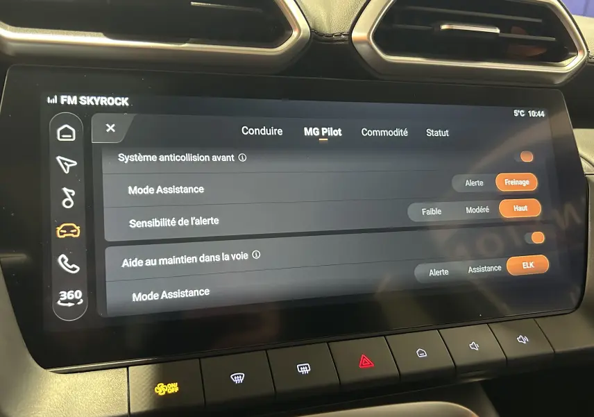Écran tactile central du MG Motor ZS Hybrid+ 197 Luxury affichant les réglages d'assistance à la conduite.