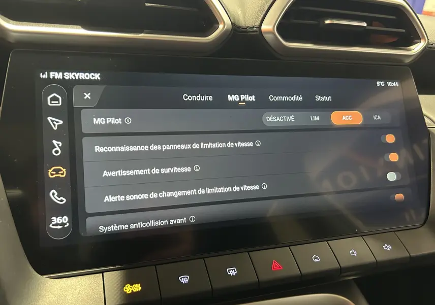 Écran tactile central du MG Motor ZS Hybrid+ 2026 affichant les options d'aide à la conduite, vue rapprochée intérieure.