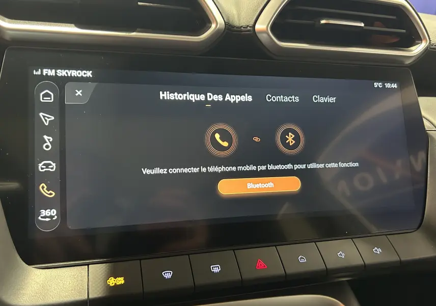 Écran tactile central du MG Motor ZS Hybrid+ 197 Luxury affichant l'historique des appels avec interface Bluetooth.
