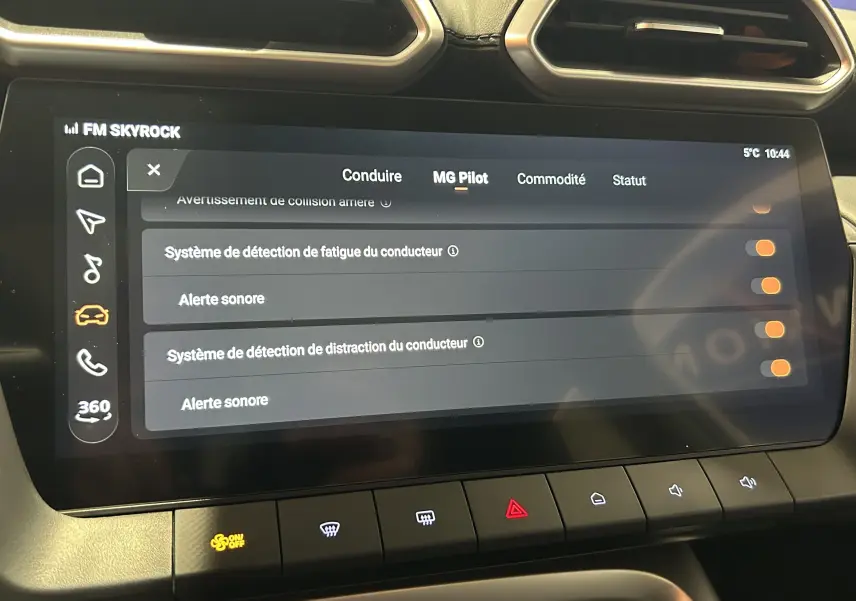 Écran tactile intérieur du MG Motor ZS Hybrid+ 2026 affichant les options d'alerte fatigue et distraction conducteur.