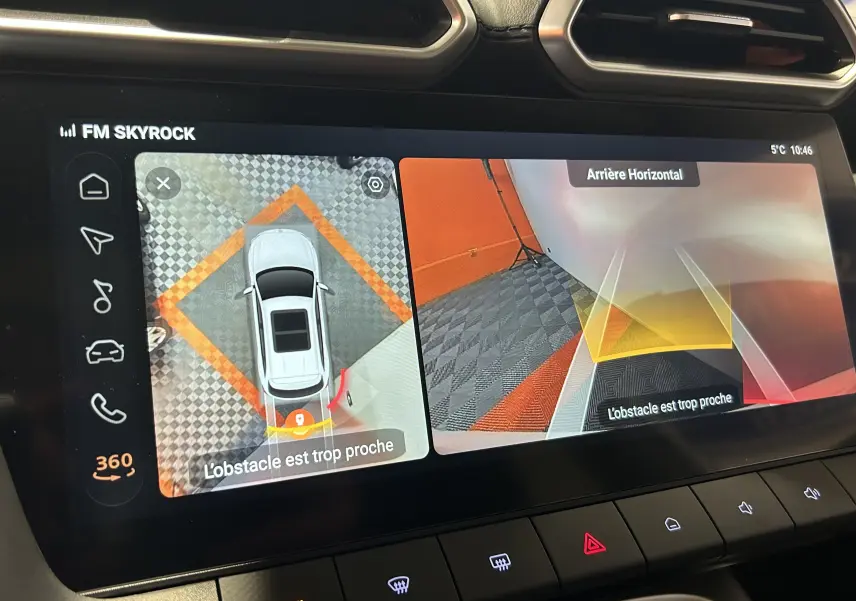Écran tactile du MG ZS Hybrid+ 197 Luxury montrant la caméra 360° et l’alerte d’obstacle proche en vue arrière.