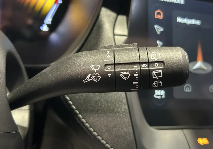 Gros plan sur la commande de l’essuie-glace côté gauche du tableau de bord du MG ZS Hybrid+ 197 Luxury 2026 noir Pebble.