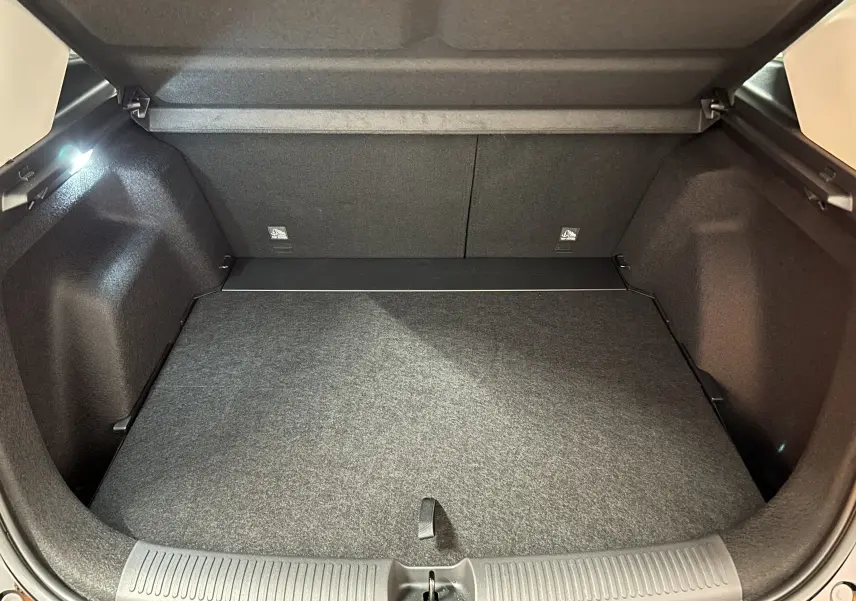 Coffre ouvert vu de face de la MG ZS Hybrid+ 197 Luxury en Pebble Black, espace de chargement propre et bien fini.