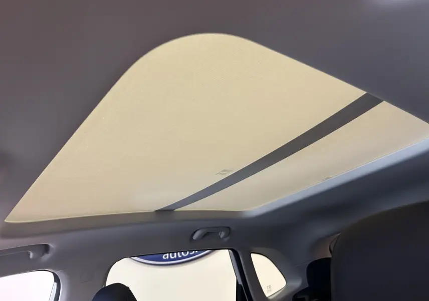 Toit panoramique fermé vu de l'intérieur arrière du MG MOTOR ZS Hybrid+ 197 Luxury Pebble Black 2026.