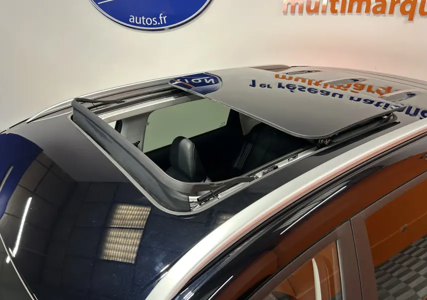 Vue rapprochée du toit panoramique ouvrant du MG Motor ZS Hybrid+ 197 Luxury en Pebble Black, intérieur cuir visible.