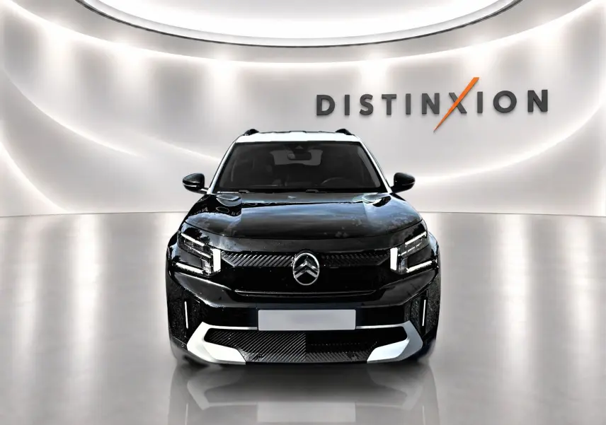 Vue avant d'un Citroën C3 Aircross noir avec calandre distinctive et éclairage LED en studio lumineux.