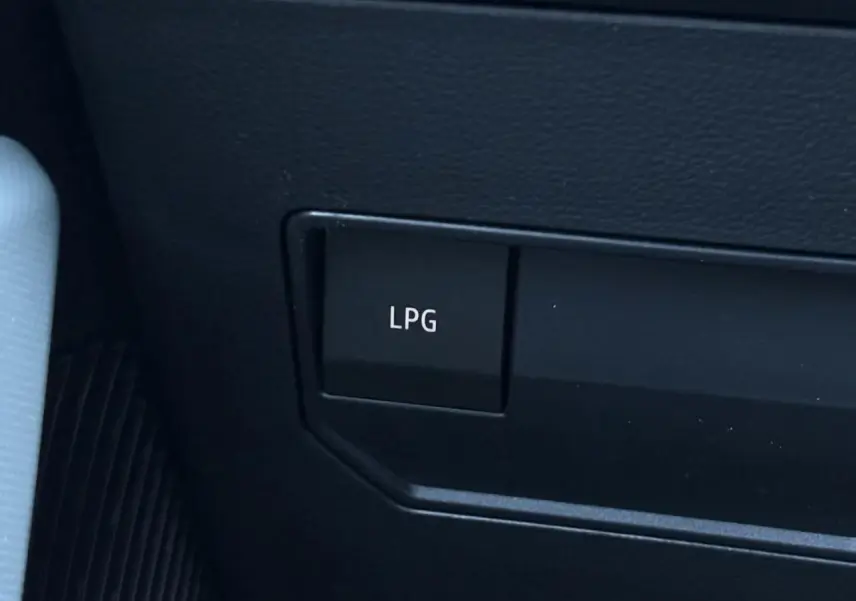 Gros plan sur le bouton LPG noir dans l'habitacle du Dacia Duster 2026, soulignant la bicarburation essence/GPL.