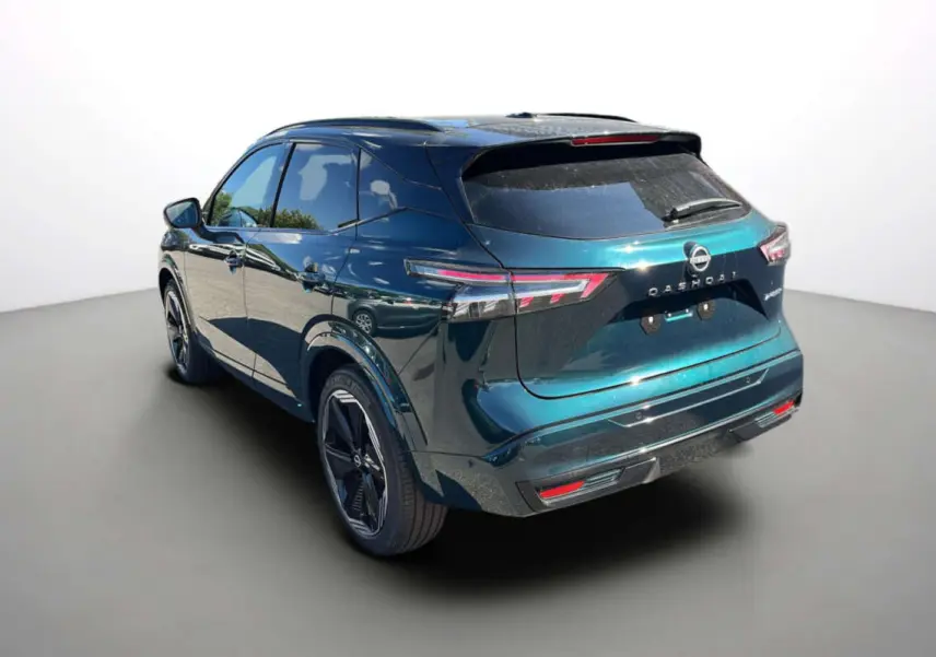 Vue 3/4 arrière droite du Nissan Qashqai E-POWER 205 N-DESIGN vert cayuga avec toit noir et jantes alu 20 pouces.