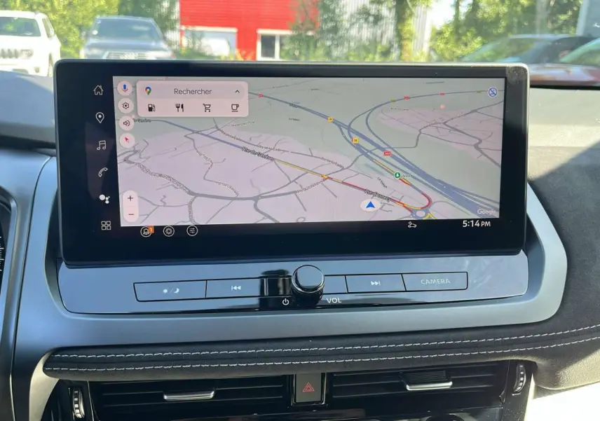 Écran tactile central affichant la navigation GPS dans l'habitacle du Nissan Qashqai E-POWER 205 N-DESIGN.