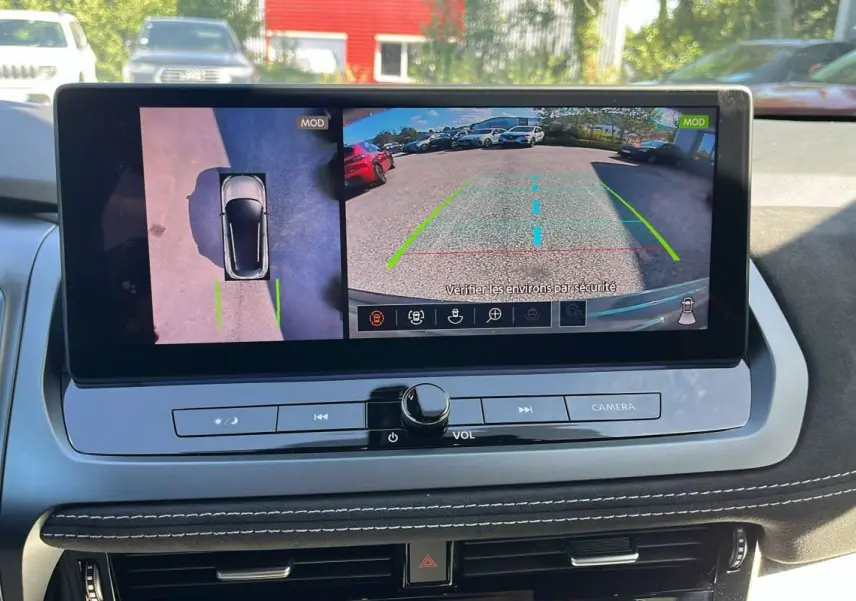 Écran central du Nissan Qashqai E-POWER 205 N-DESIGN montrant la caméra 360° et l’aide au stationnement.
