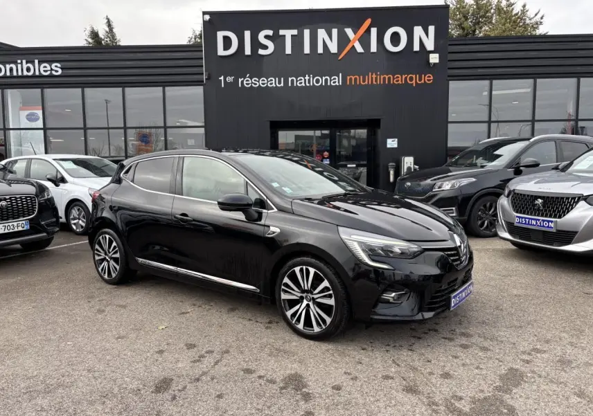 Renault Clio V 1.0 TCE 100 Initiale Paris noir étoilé vue 3/4 avant avec jantes alliage diamantées noir