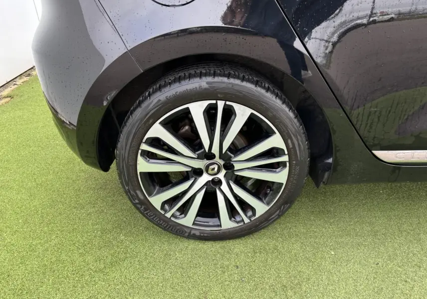 Gros plan sur la roue arrière droite de la Renault Clio noir étoilé avec jante alliage diamantée Initiale Paris.