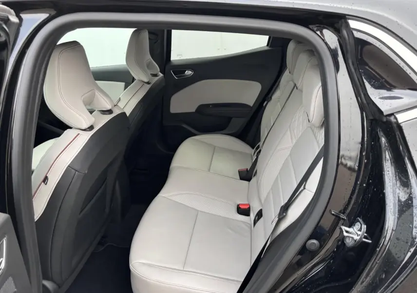 Vue côté gauche de la banquette arrière cuir beige clair dans Renault Clio noire étoile 2020, portes ouvertes.