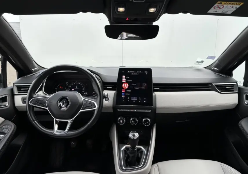Intérieur Renault Clio 2020 V 1.0 TCE 100 Initiale Paris, vue avant du tableau de bord avec écran tactile et volant cuir noir.