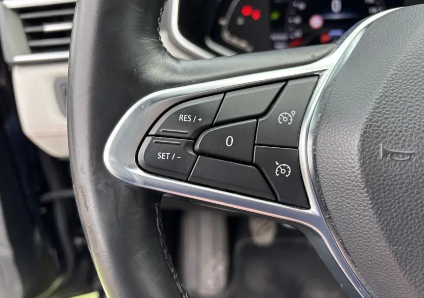 Gros plan sur les commandes du volant cuir noir d'une Renault Clio V 1.0 TCE 100 Initiale Paris 2020.