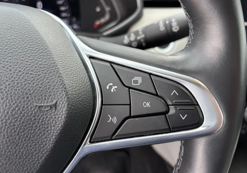 Gros plan sur les commandes multifonctions à droite du volant cuir de la Renault Clio V 1.0 TCE 100 Initiale Paris 2020.