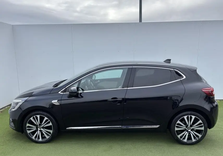 Profil côté gauche de la Renault Clio noire étoile 2020 avec jantes alliage diamantées et détails chromés.