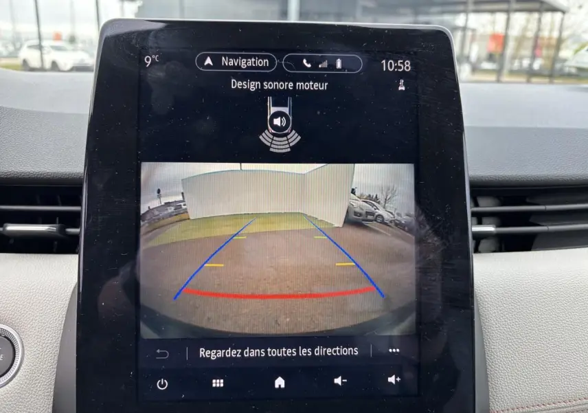 Écran tactile intérieur de la Renault Clio 2020 affichant la caméra de recul avec guidage coloré.