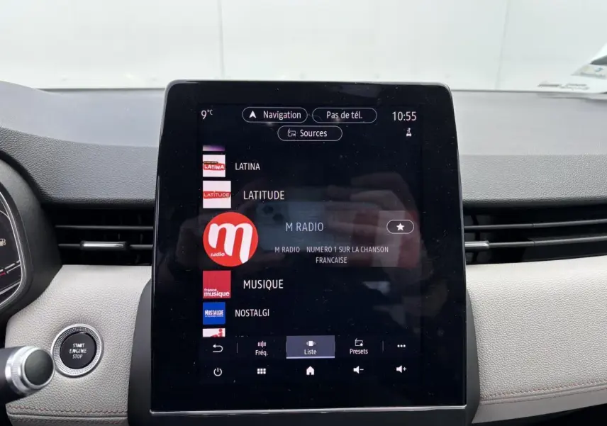 Écran tactile central de la Renault Clio noire étoile 2020 affichant les stations radio, vue intérieure frontale.