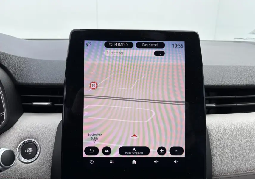 Écran tactile central de navigation Easy Link dans l’habitacle clair d’une Renault Clio noire étoile 2020.