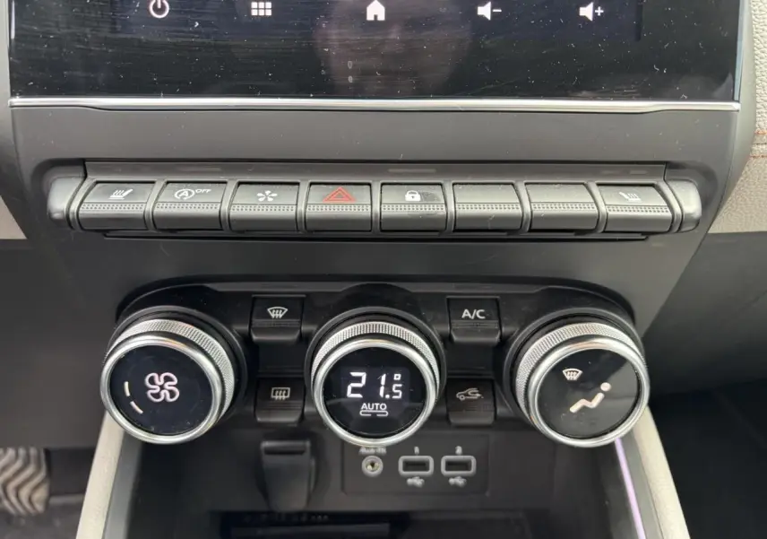 Gros plan sur la console centrale de la Renault Clio V 1.0 TCE 100 Initiale Paris 2020, avec commandes climatisation automatique.