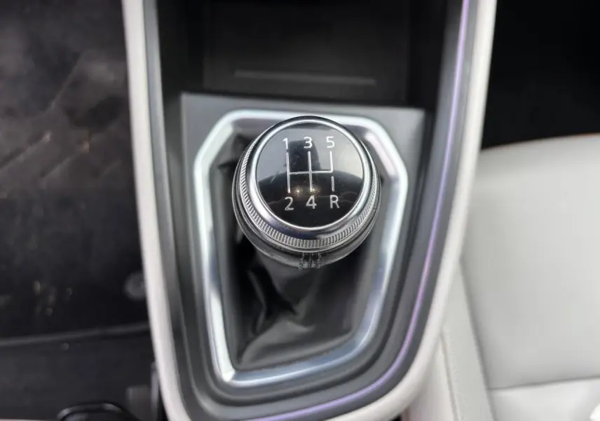 Le levier de vitesse manuel en gros plan dans l'habitacle clair de la Renault Clio noire étoile 2020.