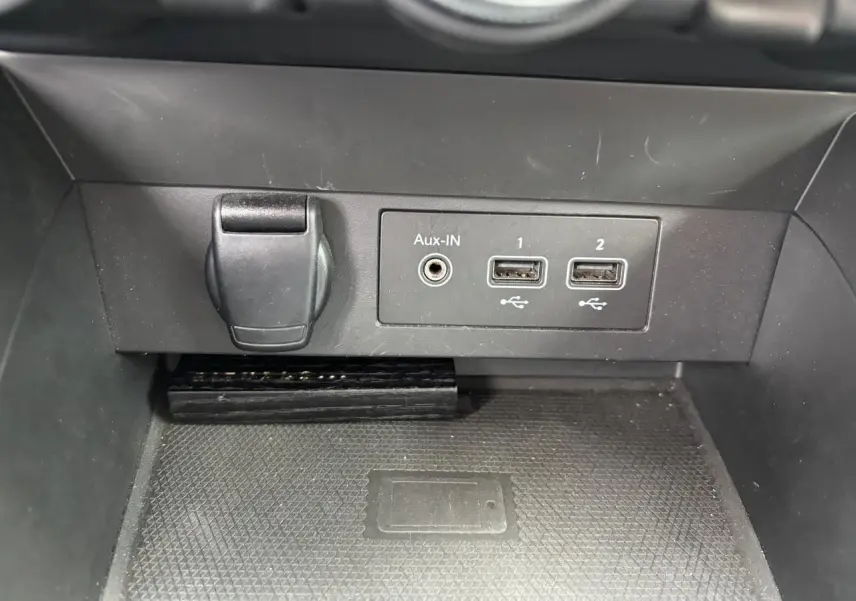 Gros plan sur la console centrale de la Renault Clio noire étoile 2020 montrant ports USB et prise Aux-IN.