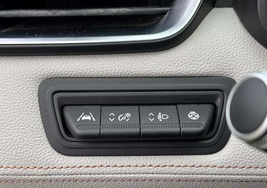 Boutons de commande d'assistance à la conduite sur tableau de bord beige clair de Renault Clio noire étoile 2020.