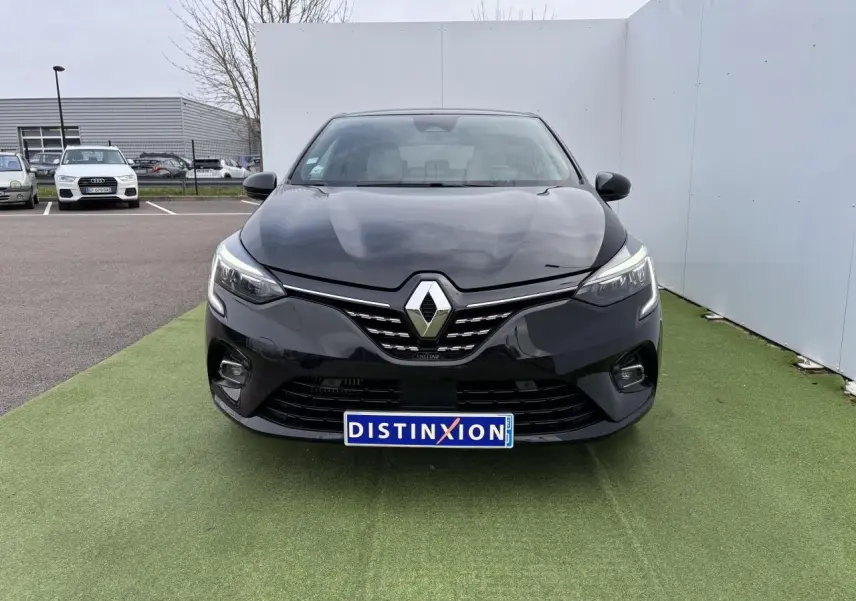Vue frontale d'une Renault Clio noire étoile avec calandre chromée et phares LED Pure Vision allumés.