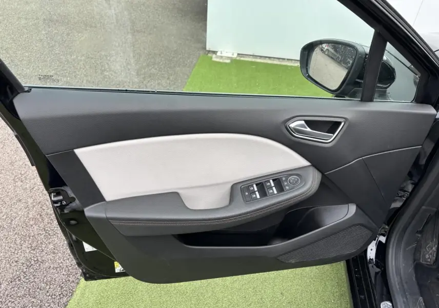 Vue côté gauche de la porte avant noire étoile de la Renault Clio 2020 avec commandes électriques et accoudoir bicolore.