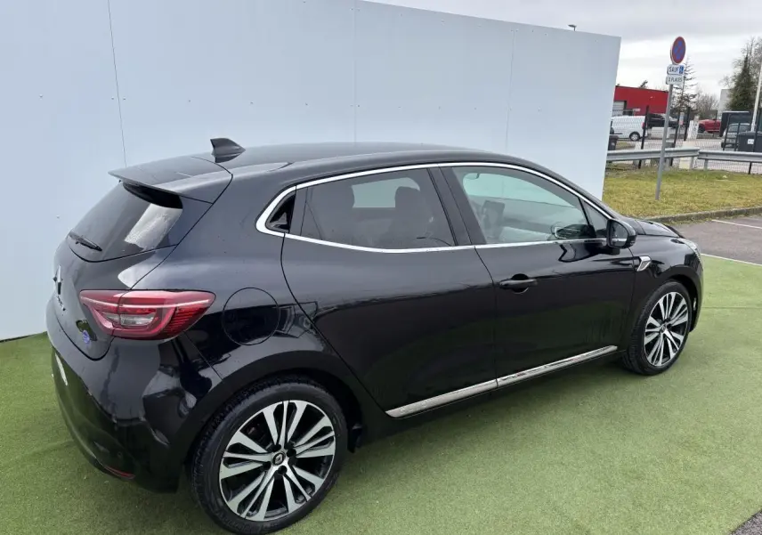 Renault Clio V 1.0 TCE 100 Initiale Paris noir étoilé vue 3/4 arrière côté droit avec jantes alliage diamantées.