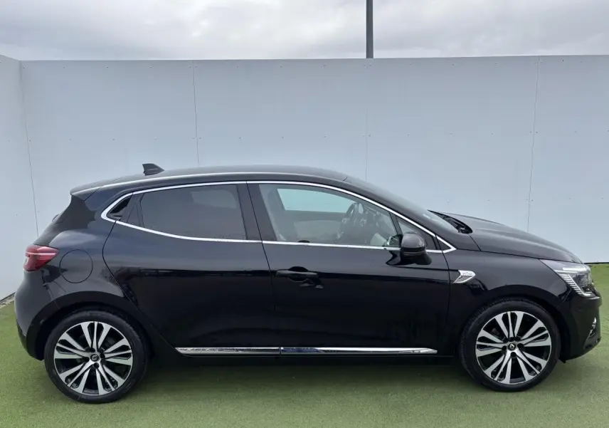 Profil côté gauche d'une Renault Clio noire étoile 2020 avec jantes alliage diamantées et détails chromés.