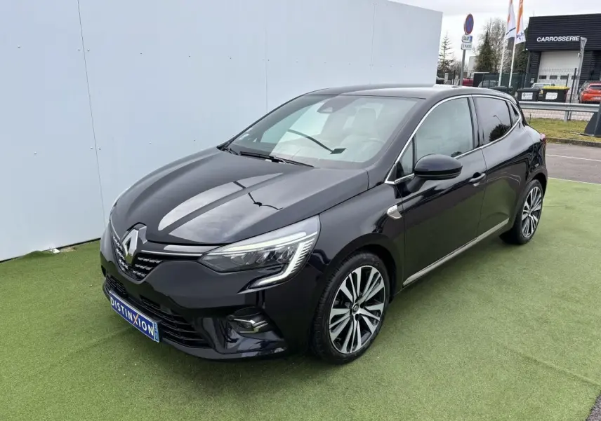 Renault Clio V 1.0 TCE 100 Initiale Paris noir étoilé vue 3/4 avant avec jantes alliage diamantées et signature chromée