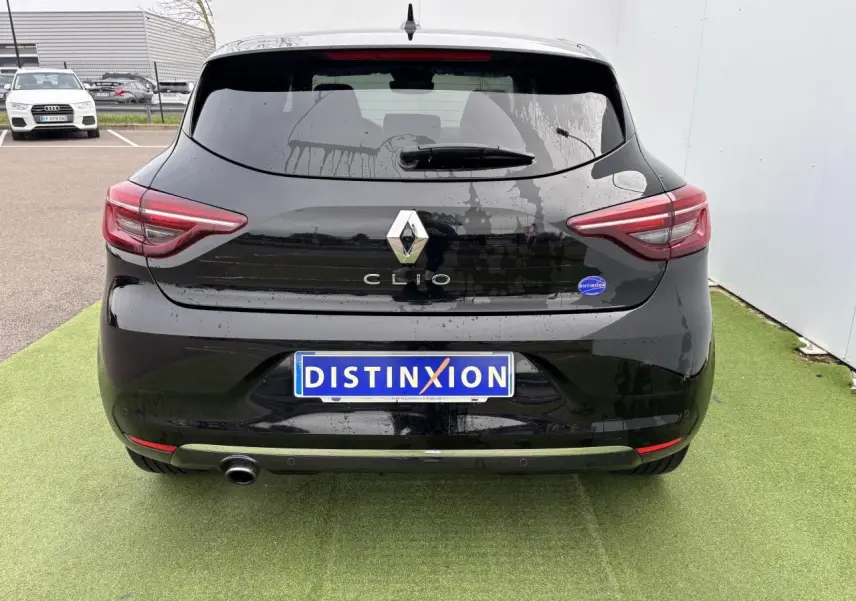 Vue arrière d'une Renault Clio noire étoile 2020 avec canule d'échappement chromée et logo Distinxion.