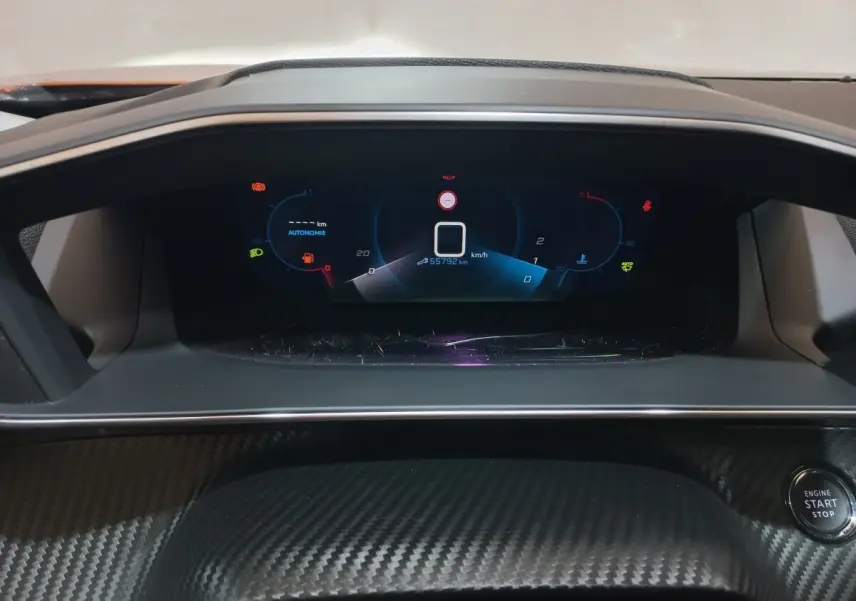 Tableau de bord numérique Peugeot 2008 2021 avec affichage central de vitesse et bouton démarrage sur console carbone noire.