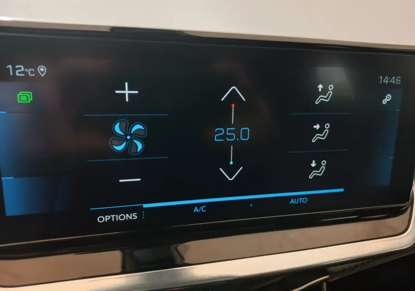 Écran tactile du système de climatisation affichant 25°C dans le Peugeot 2008 Orange, vue rapprochée du tableau de bord.