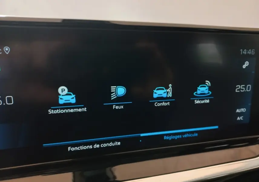 Écran tactile central du Peugeot 2008 orange 2021 affichant les réglages de stationnement, feux, confort et sécurité.