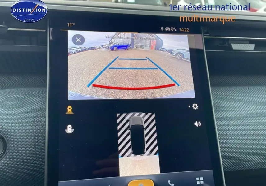 Écran tactile intérieur montrant la caméra de recul du Citroën C5 Aircross gris platinium, vue de face.