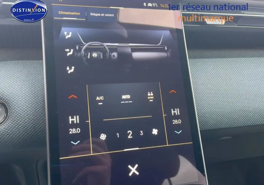 Écran tactile central du Citroën C5 Aircross 2026 affichant la climatisation bi-zone, intérieur gris et noir.