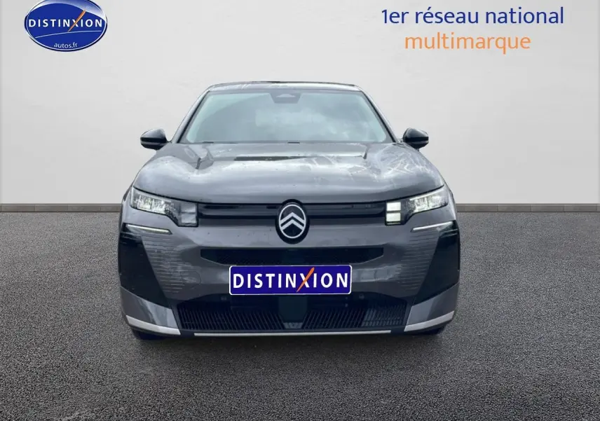 Vue frontale du Citroën C5 Aircross gris platinium 2026 avec phares LED et calandre distinctive.