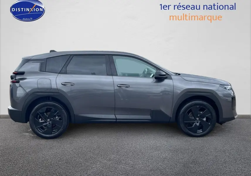 Profil côté gauche du Citroën C5 Aircross gris platinium 2026 avec jantes alliage noires et vitres surteintées.