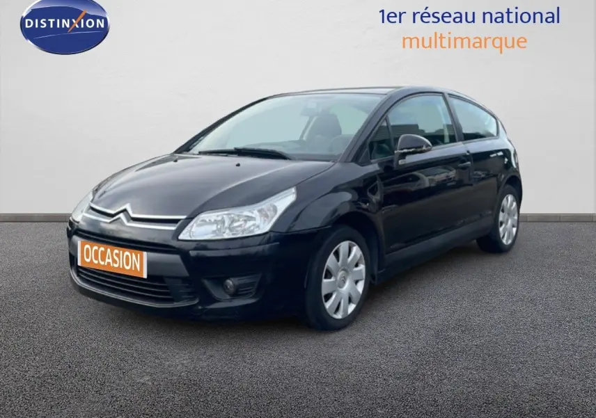 Citroën C4 Coupé noir métal vue 3/4 avant droit sur fond neutre avec plaque occasion orange.