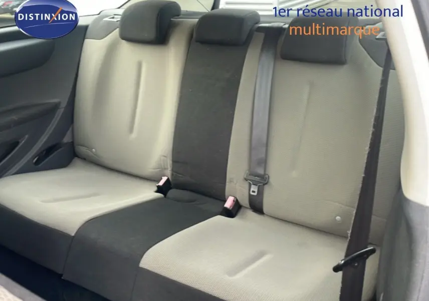 Banquette arrière bicolore gris clair et foncé de la Citroën C4 Coupé 2009, vue de côté droit intérieur.