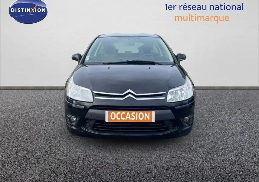 Vue avant d'une Citroën C4 Coupé 2009 noir métal avec logo chromé et plaque "OCCASION" visible.