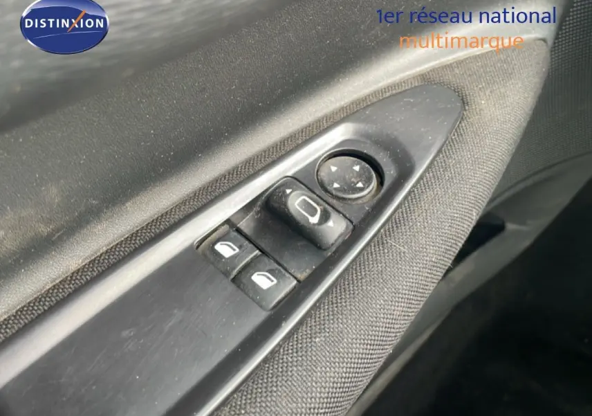 Détail des commandes électriques sur la porte côté gauche d’une Citroën C4 Coupé noir métal de 2009.