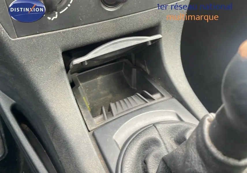 Gros plan intérieur sur la console centrale et le levier de vitesses d’une Citroën C4 Coupé noire de 2009.