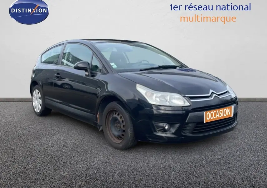 Citroën C4 Coupé noir métal vue 3/4 avant droit, avec jante acier avant visible et plaque occasion orange.